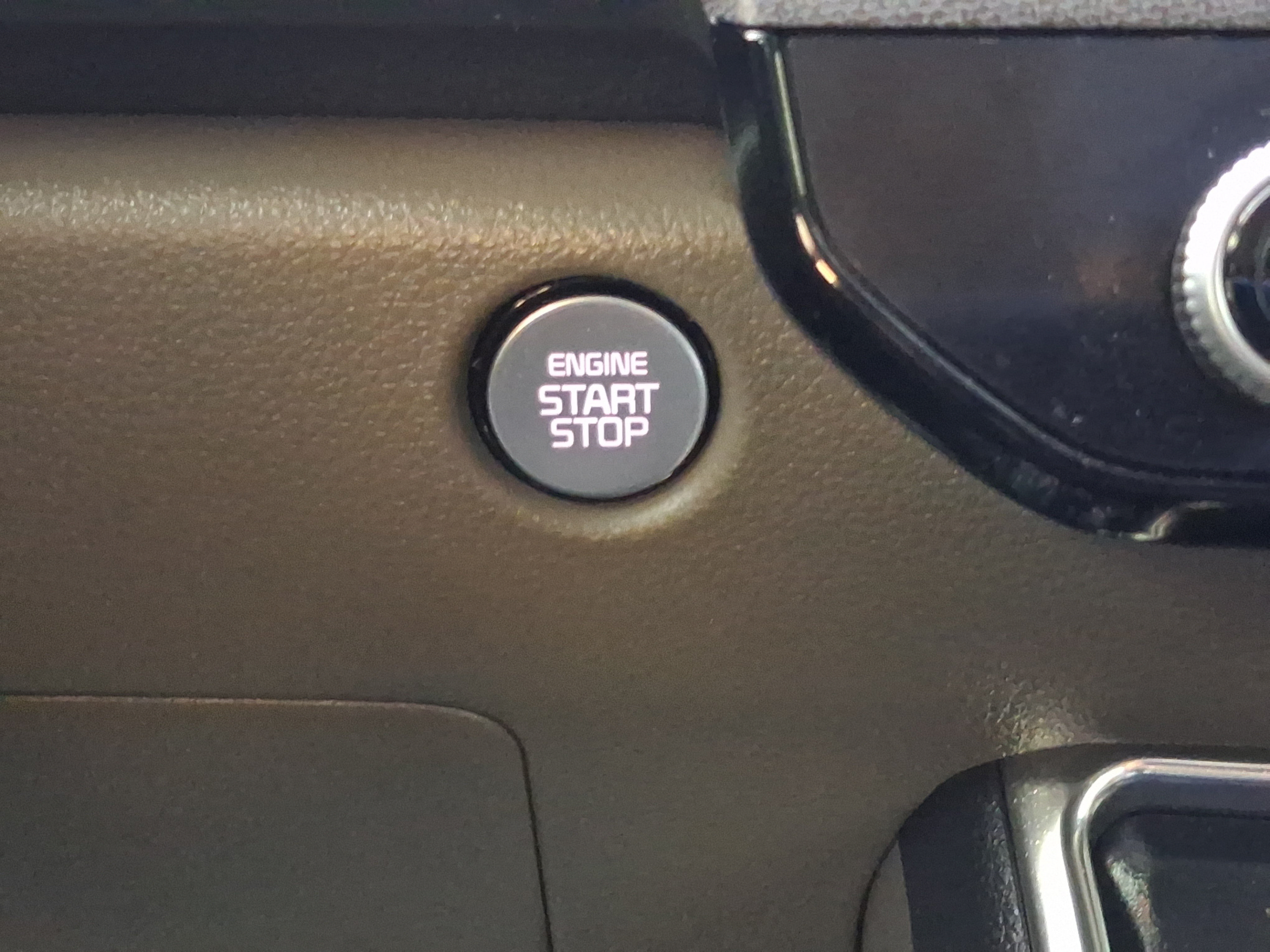 Used 2025 Kia Carnival EX FWD image 18
