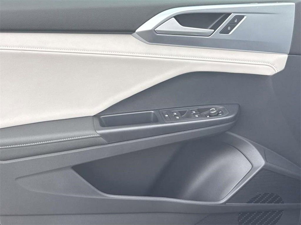 New 2025 Volkswagen Taos SE image 13