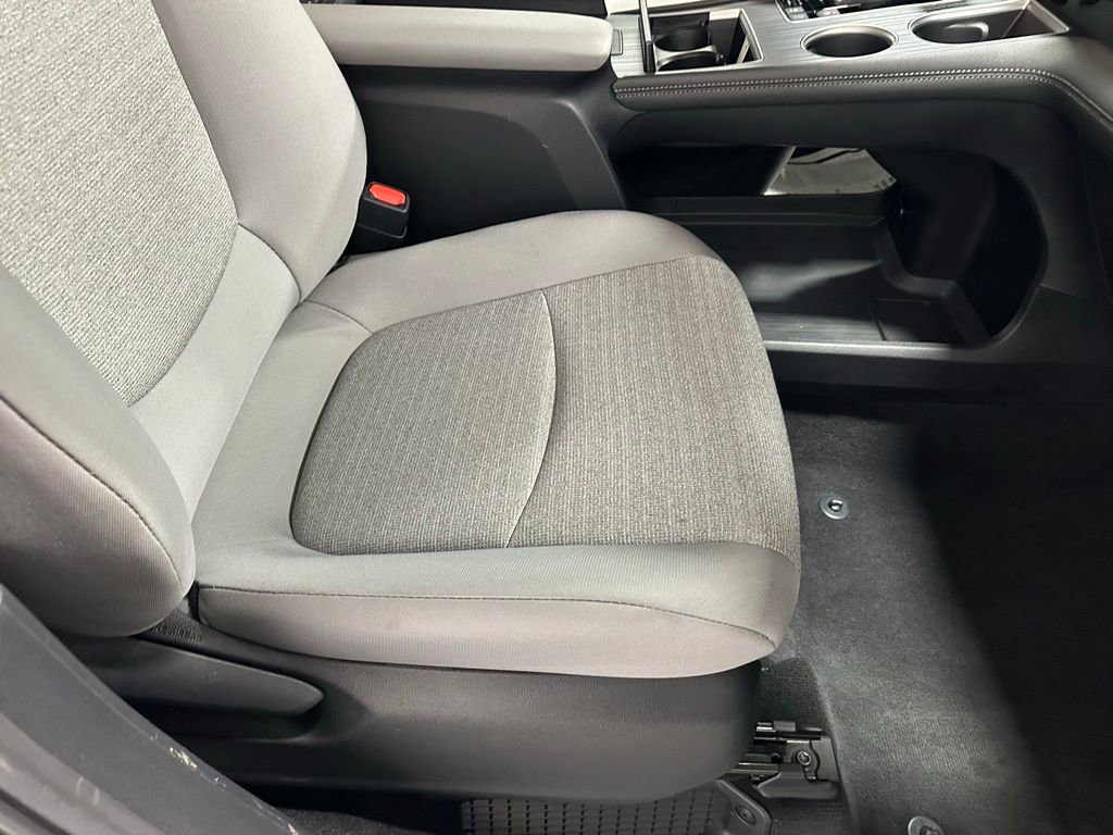Used 2025 Toyota Sienna LE FWD image 63