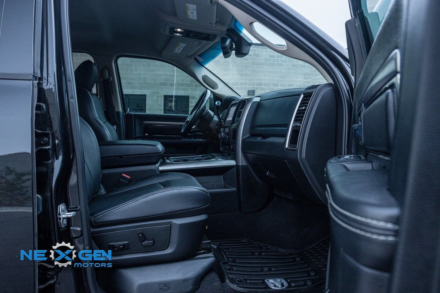 Used 2018 RAM 3500 Laramie w/ Sport Appearance Group image 40