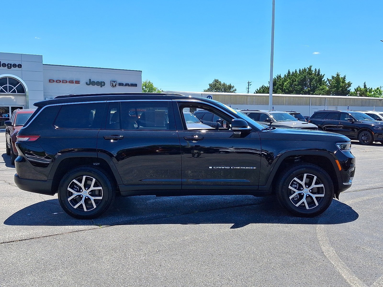 Used 2025 Jeep Grand Cherokee L Limited AWD/4WD image 7