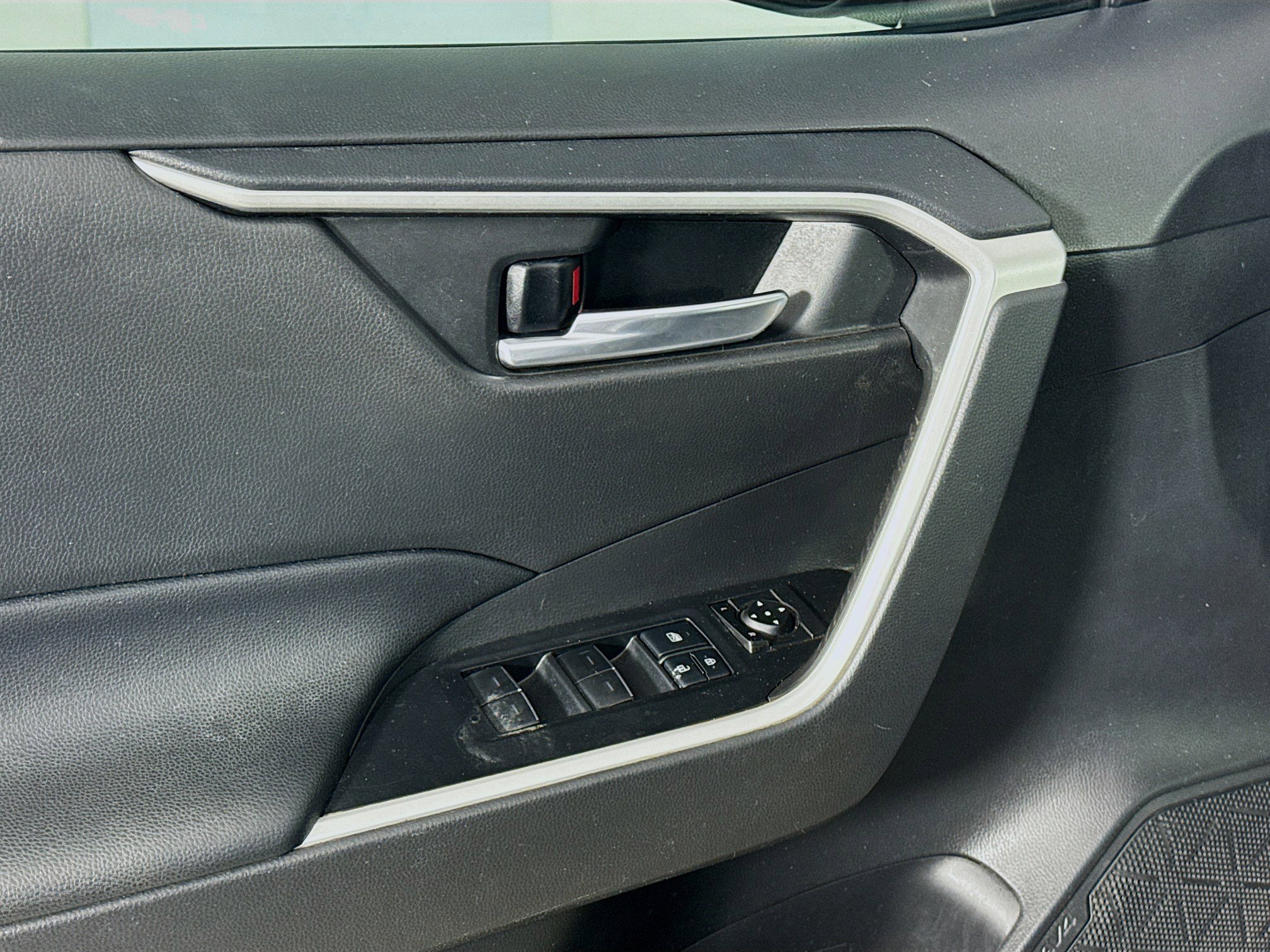 Used 2022 Toyota RAV4 XLE image 24