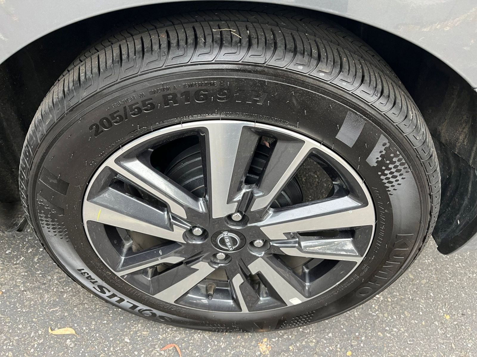 Used 2025 Nissan Versa SV image 28