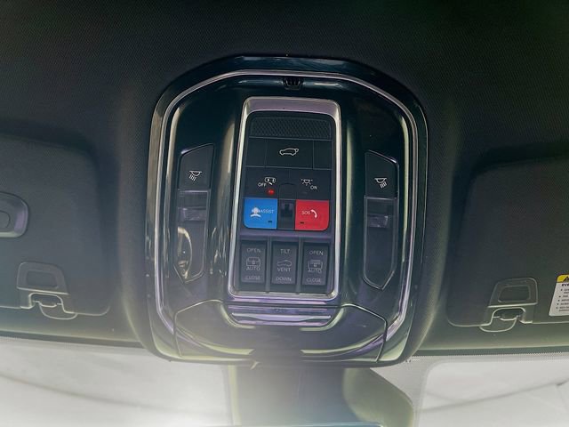 Used 2022 Jeep Grand Cherokee Overland w/ Luxury Tech Group IV AWD/4WD image 20