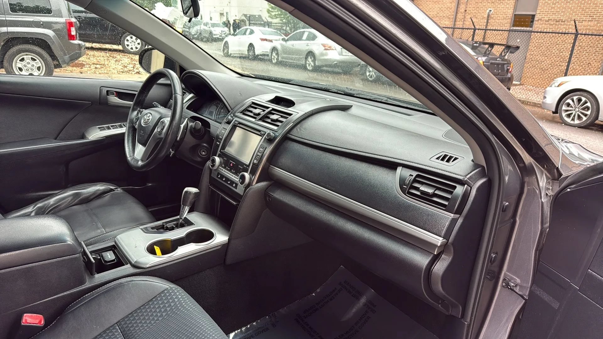 Used 2014 Toyota Camry SE w/ Moonroof Package FWD image 19