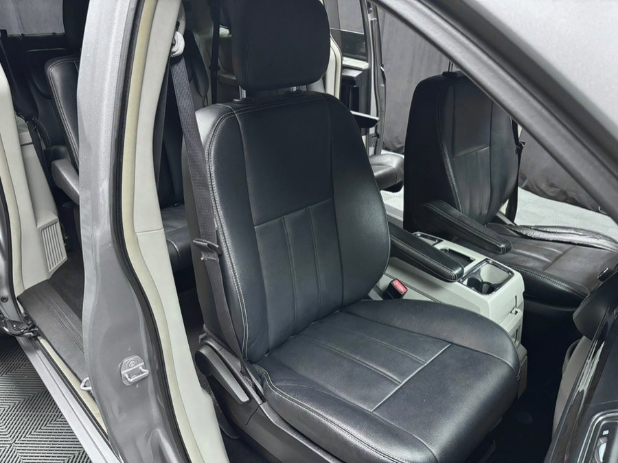 Used 2016 Chrysler Town & Country Touring w/ Driver Convenience Group image 29