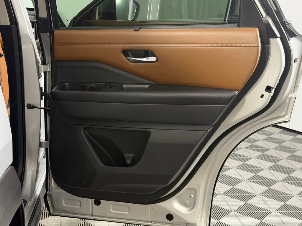 Used 2023 Nissan Pathfinder Platinum image 30