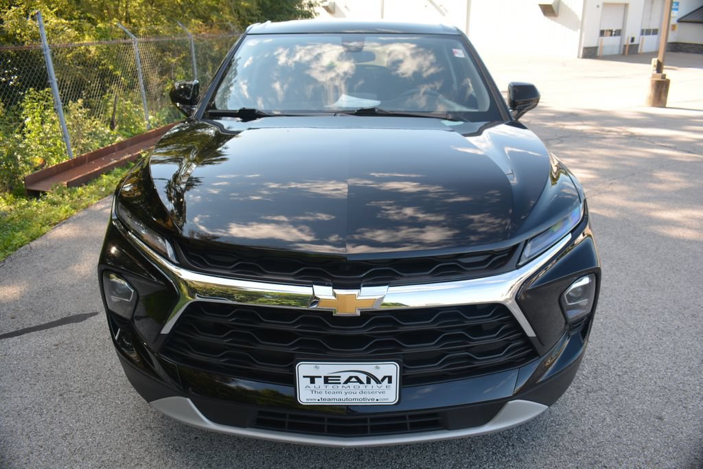 Used 2025 Chevrolet Blazer LT FWD image 2