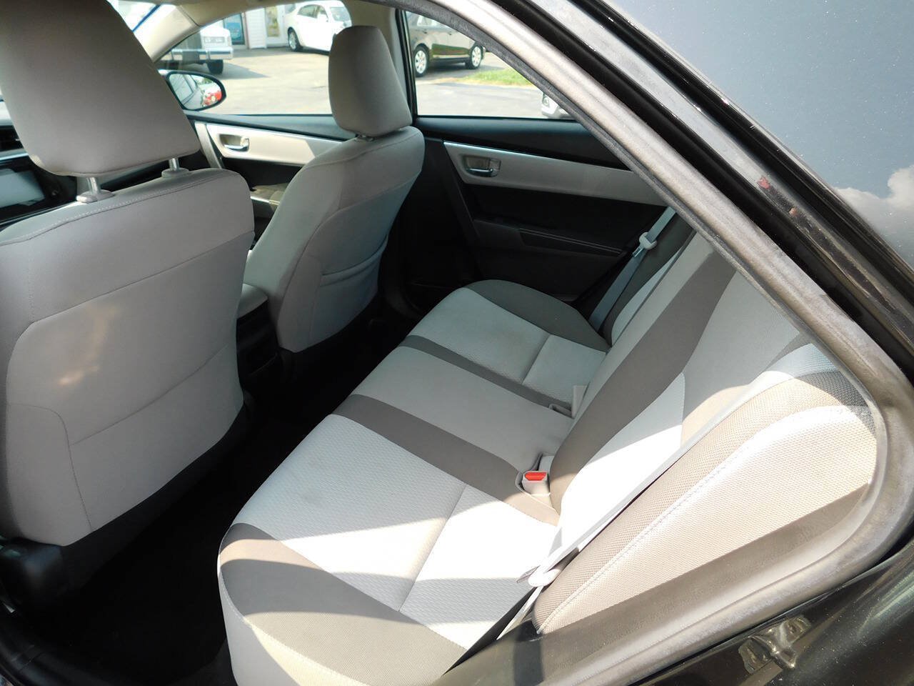 Used 2018 Toyota Corolla LE FWD image 13