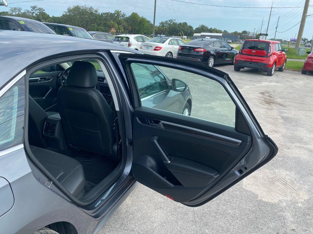 Used 2017 Volkswagen Passat 1.8T SE FWD image 19