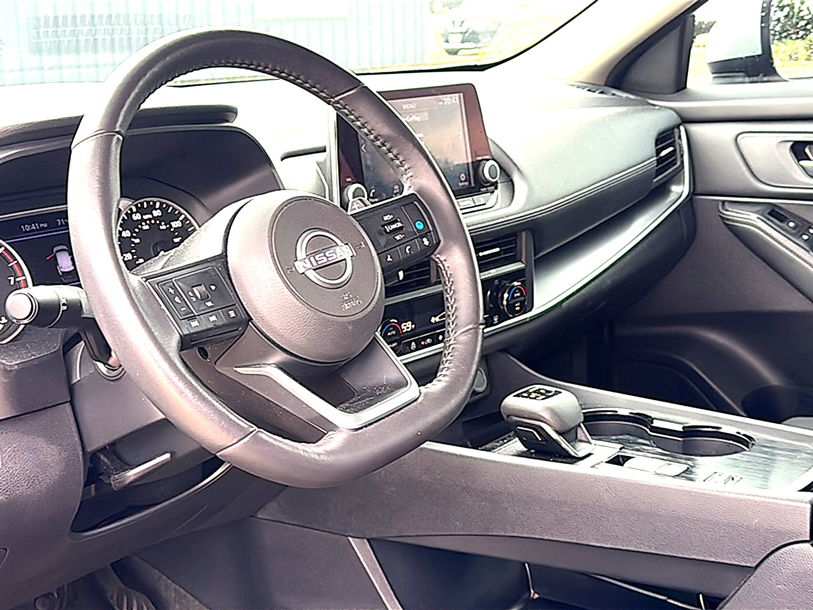 Used 2024 Nissan Rogue SV w/ SV Premium Package FWD image 4