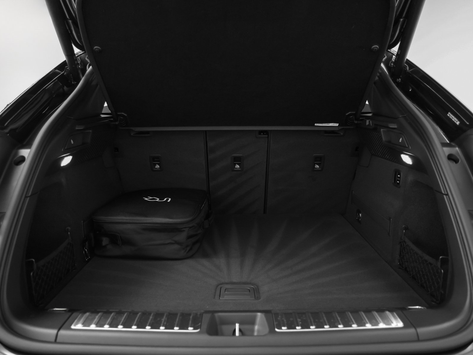 Certified 2025 Porsche Macan 4 Electric image 18