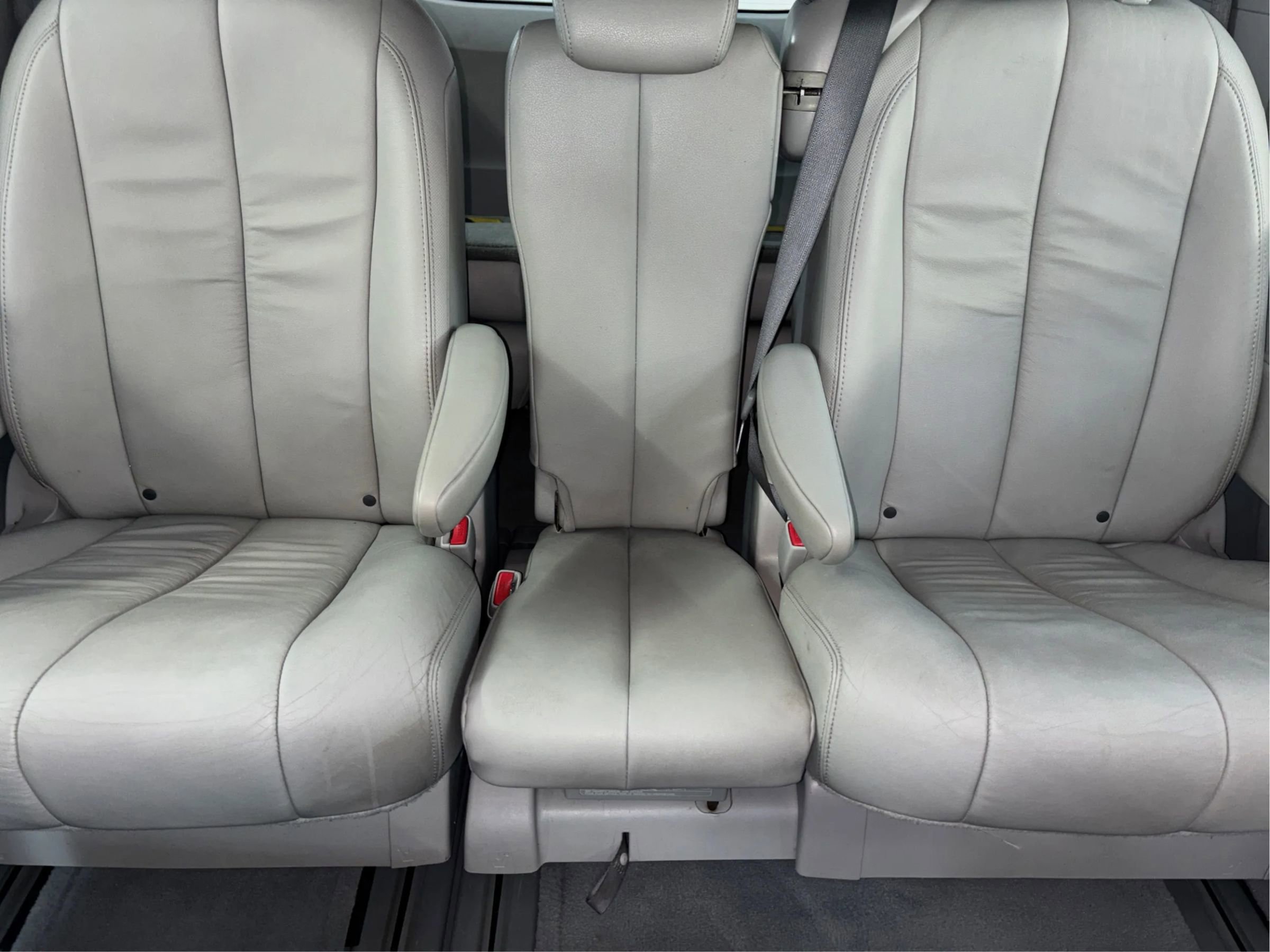 Used 2014 Toyota Sienna XLE image 19