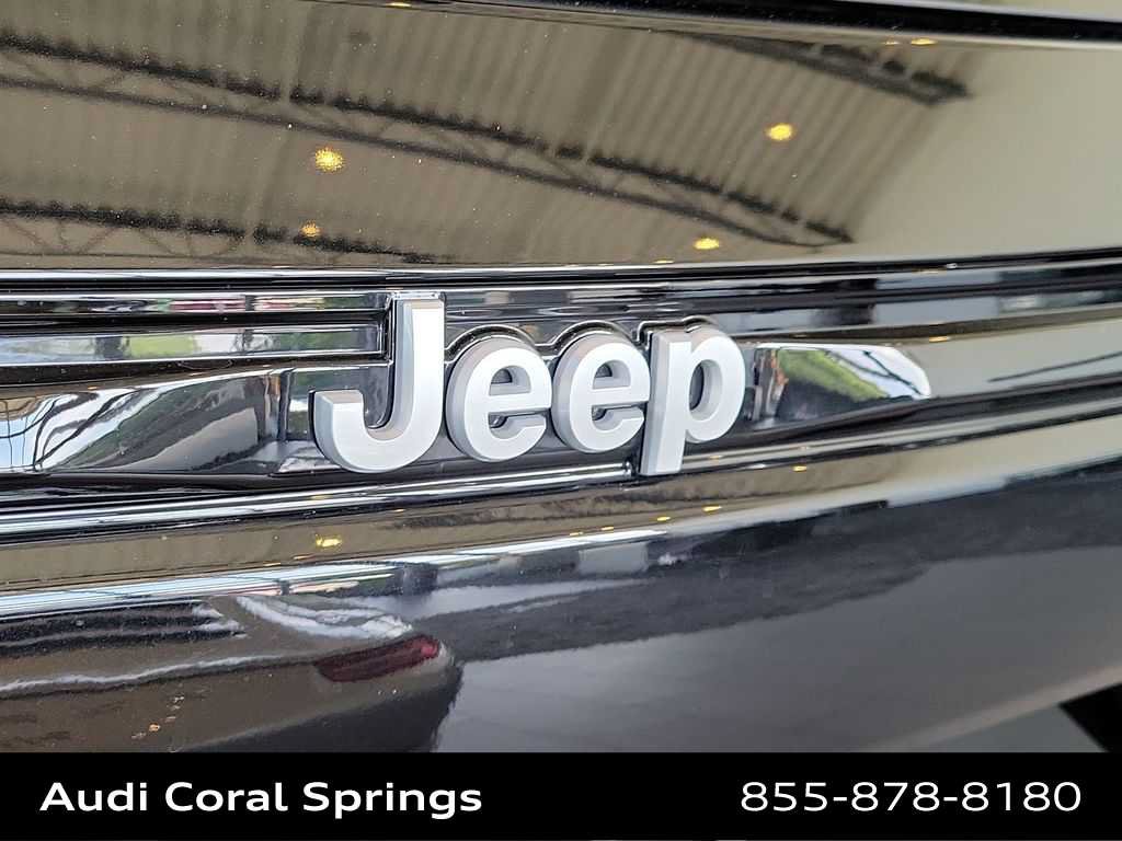 Used 2025 Jeep Grand Cherokee Summit AWD/4WD image 7