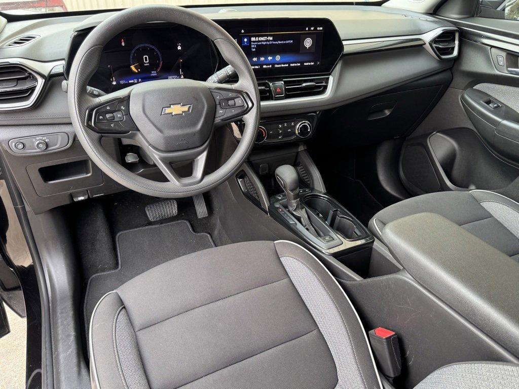 Used 2025 Chevrolet TrailBlazer LT image 2