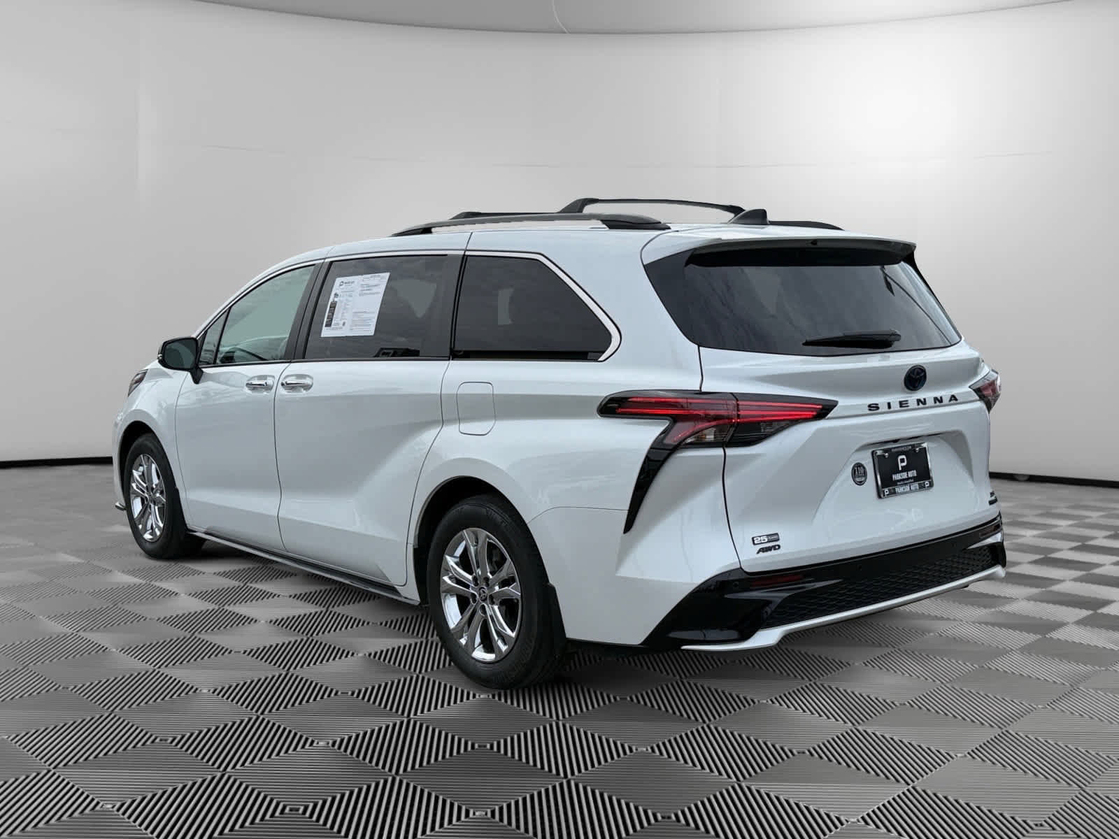 Used 2023 Toyota Sienna XSE image 3