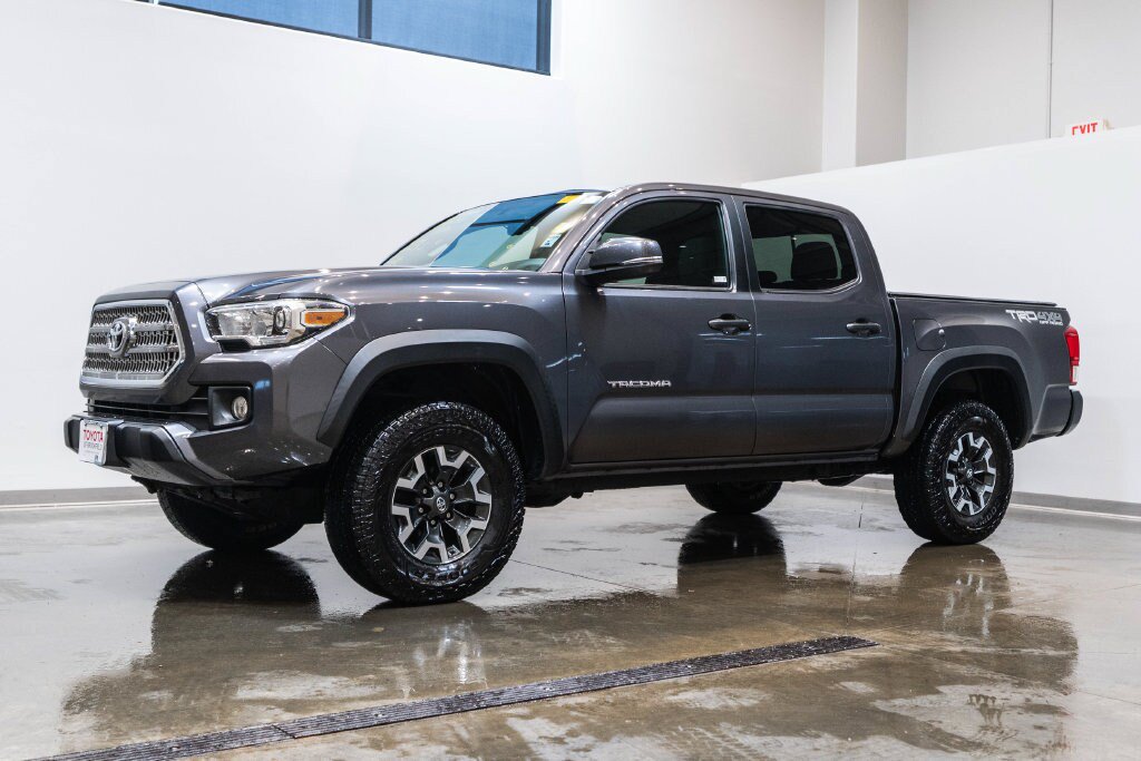 Used 2017 Toyota Tacoma TRD Off-Road AWD/4WD image 3