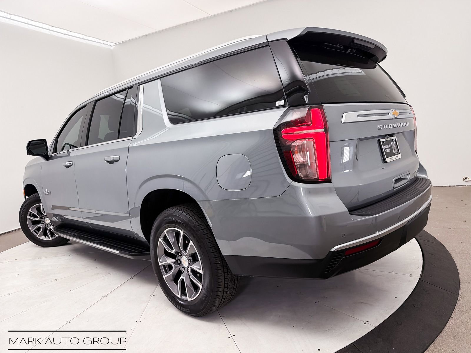 Used 2024 Chevrolet Suburban LT w/ Luxury Package RWD image 10