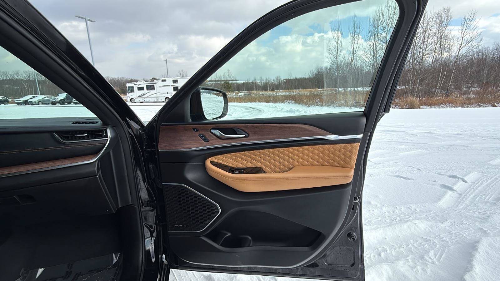 Used 2023 Jeep Grand Cherokee Summit w/ Adv Protech Group IV AWD/4WD image 17