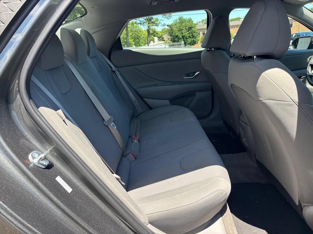 Used 2024 Hyundai Elantra SE FWD image 12