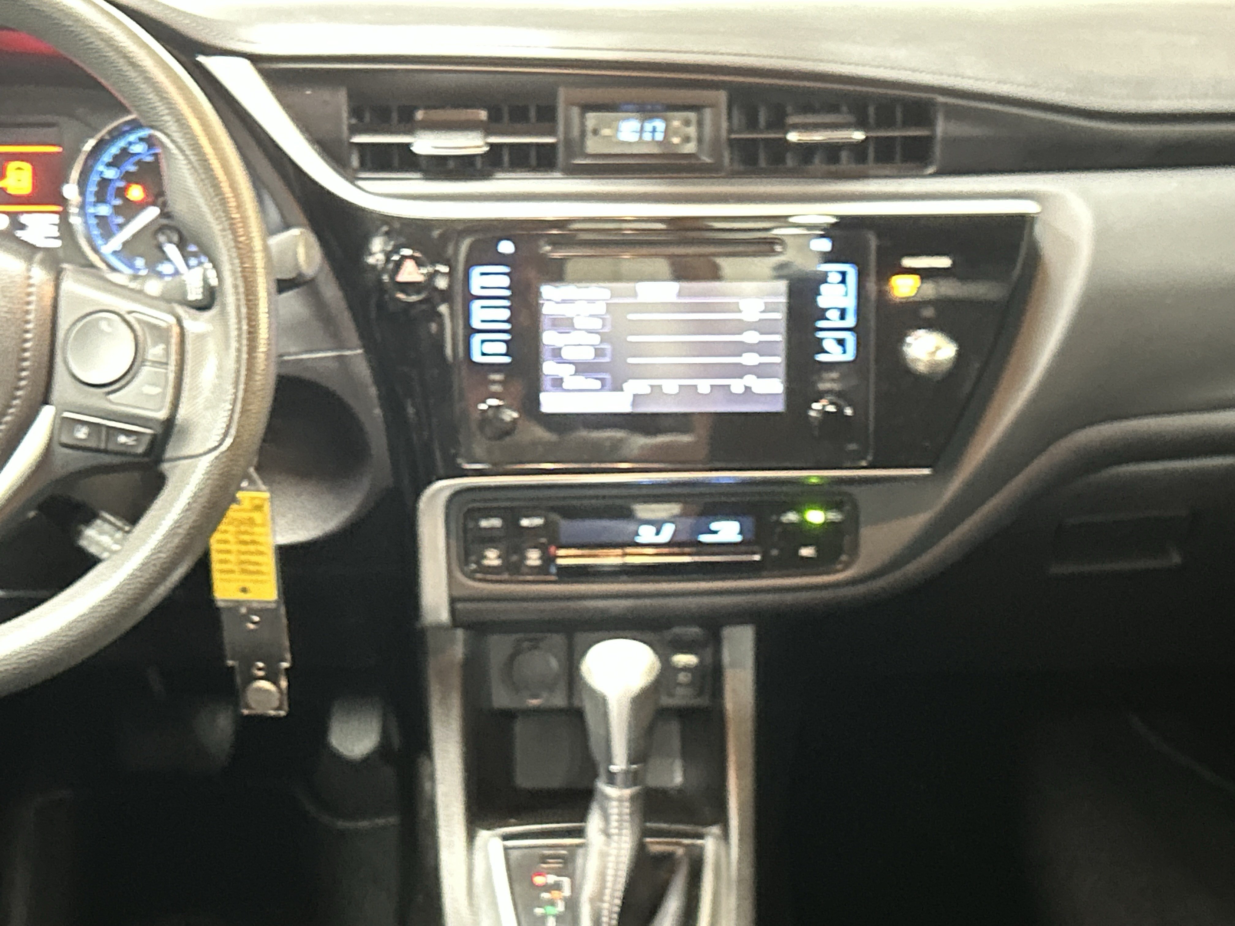 Used 2017 Toyota Corolla LE FWD image 28