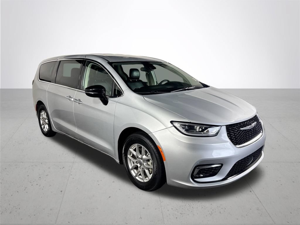 Used 2024 Chrysler Pacifica Touring-L FWD image 3