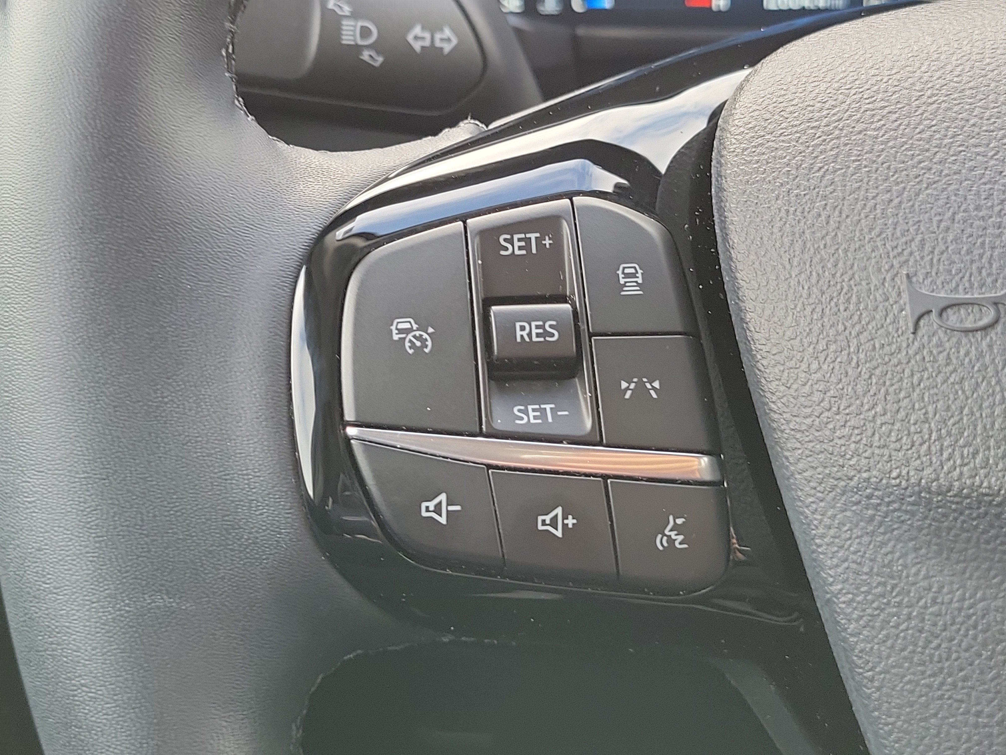 Used 2025 Ford Escape Platinum AWD/4WD image 25