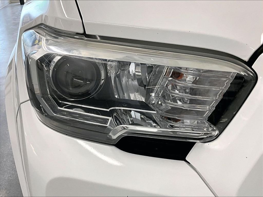 Used 2017 Toyota Tacoma TRD Sport w/ Tow Package (A/T) AWD/4WD image 30