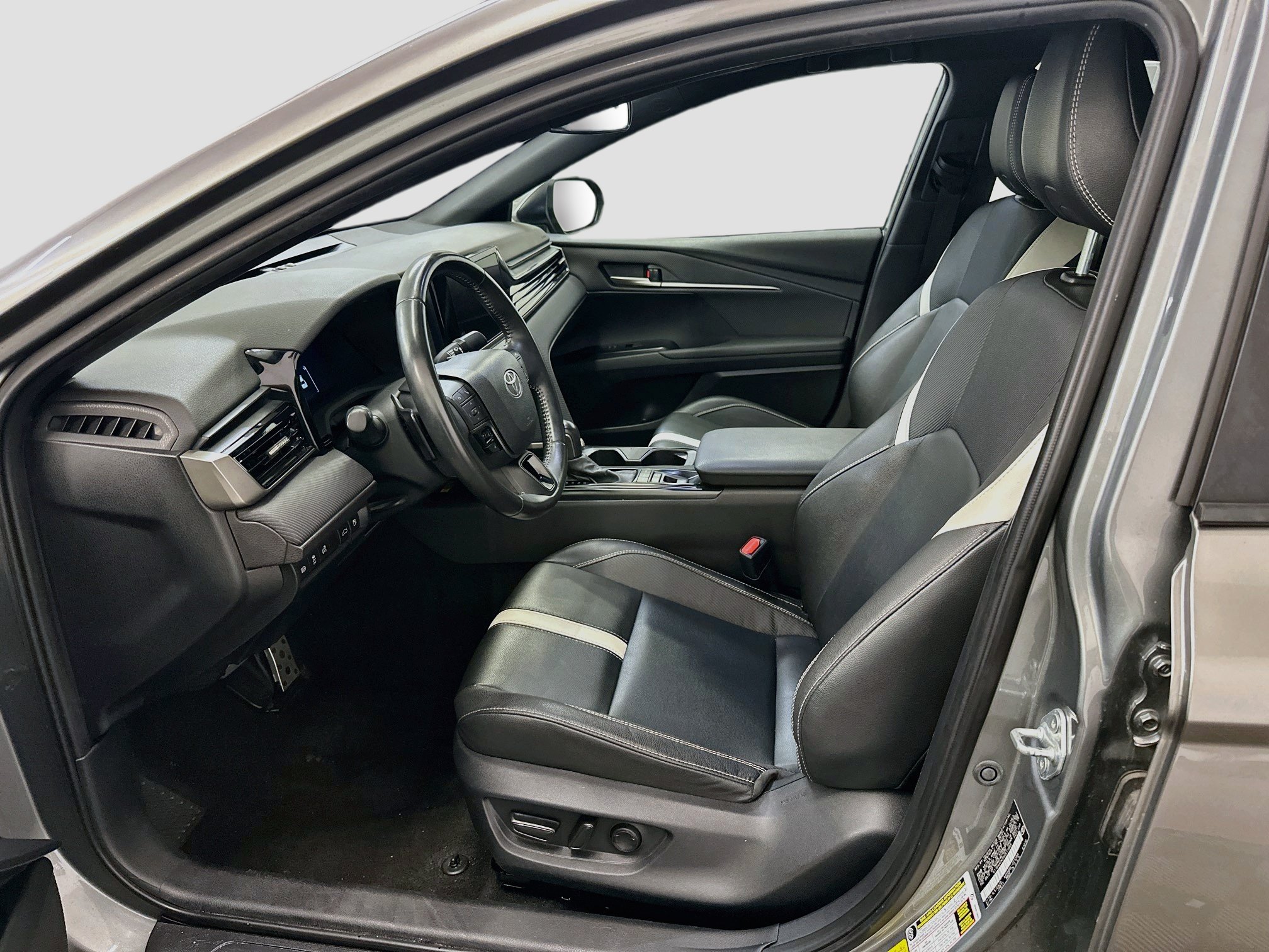 Used 2025 Toyota Camry SE FWD image 13