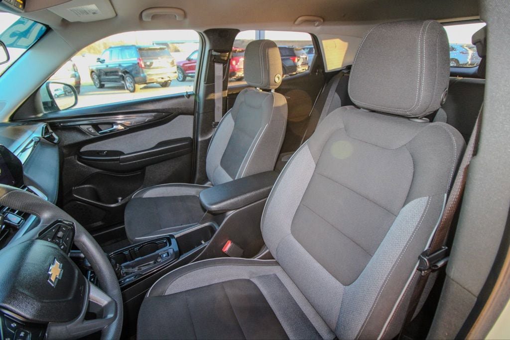 Used 2025 Chevrolet TrailBlazer LT AWD/4WD image 14