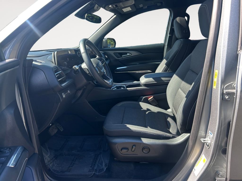 Certified 2025 Chevrolet Traverse LT w/ Sun and Wheel Package AWD/4WD image 16
