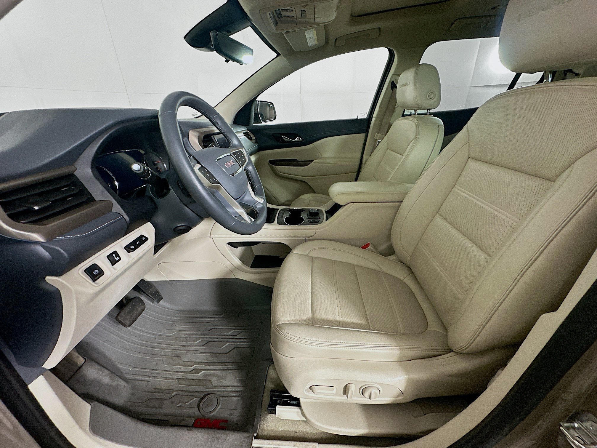 Used 2023 GMC Acadia Denali w/ Denali Ultimate Package FWD image 13