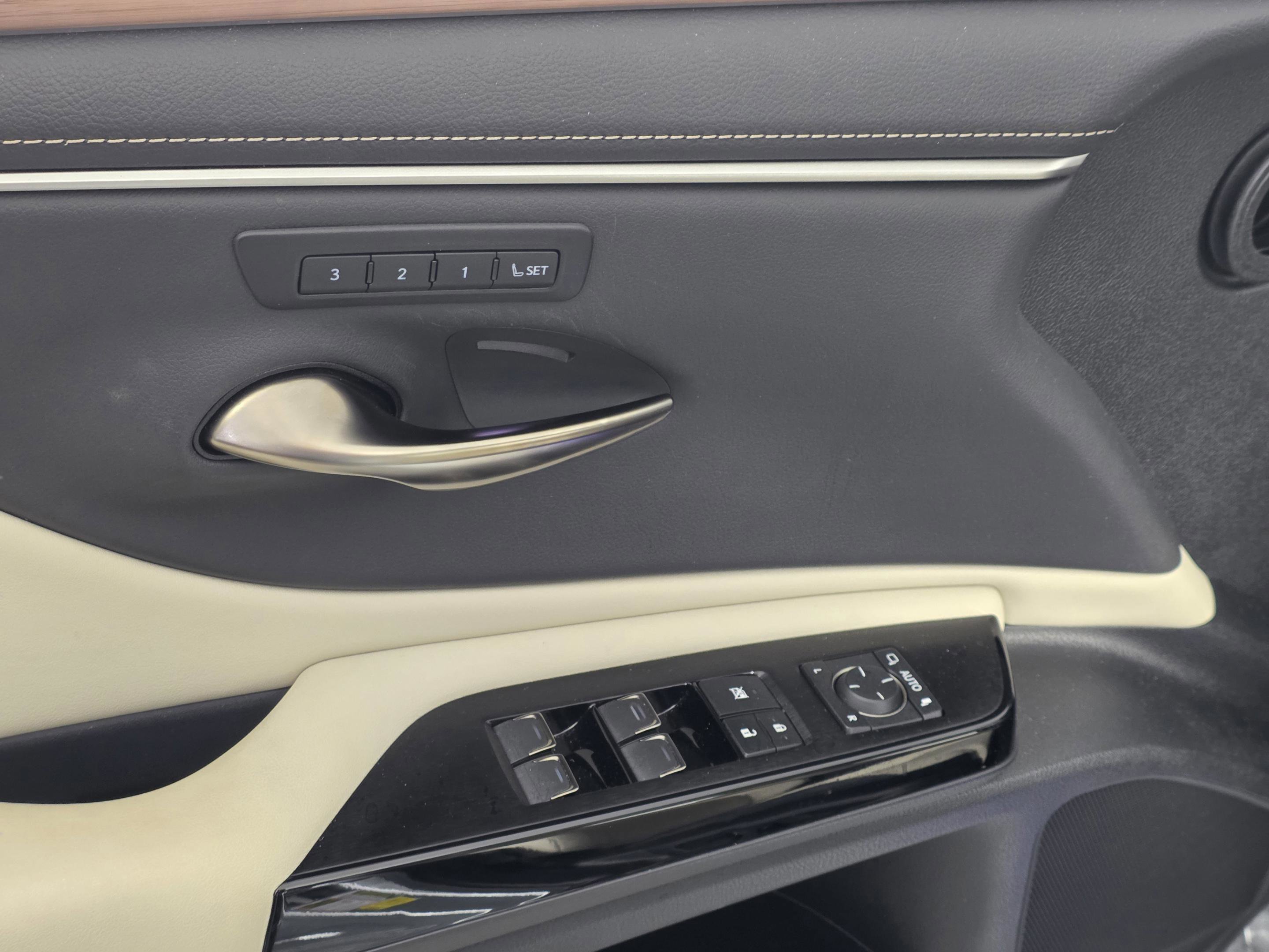 Certified 2025 Lexus ES 300h w/ Technology Package image 10