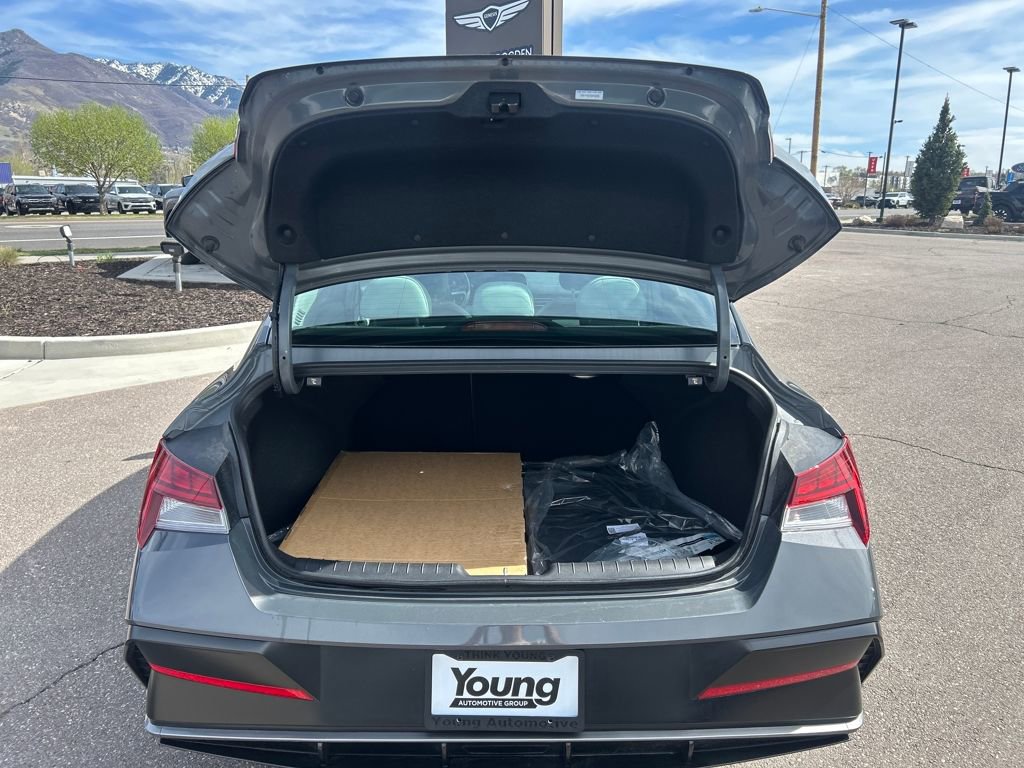 Used 2025 Hyundai Elantra Limited image 27