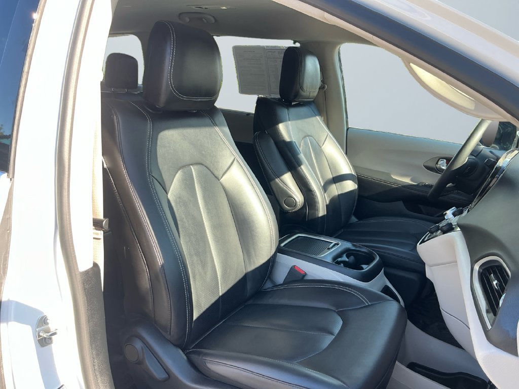 Used 2024 Chrysler Pacifica Touring-L FWD image 16