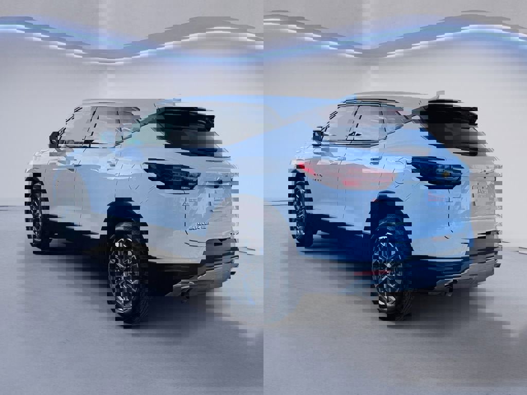 Used 2025 Chevrolet Blazer LT image 3