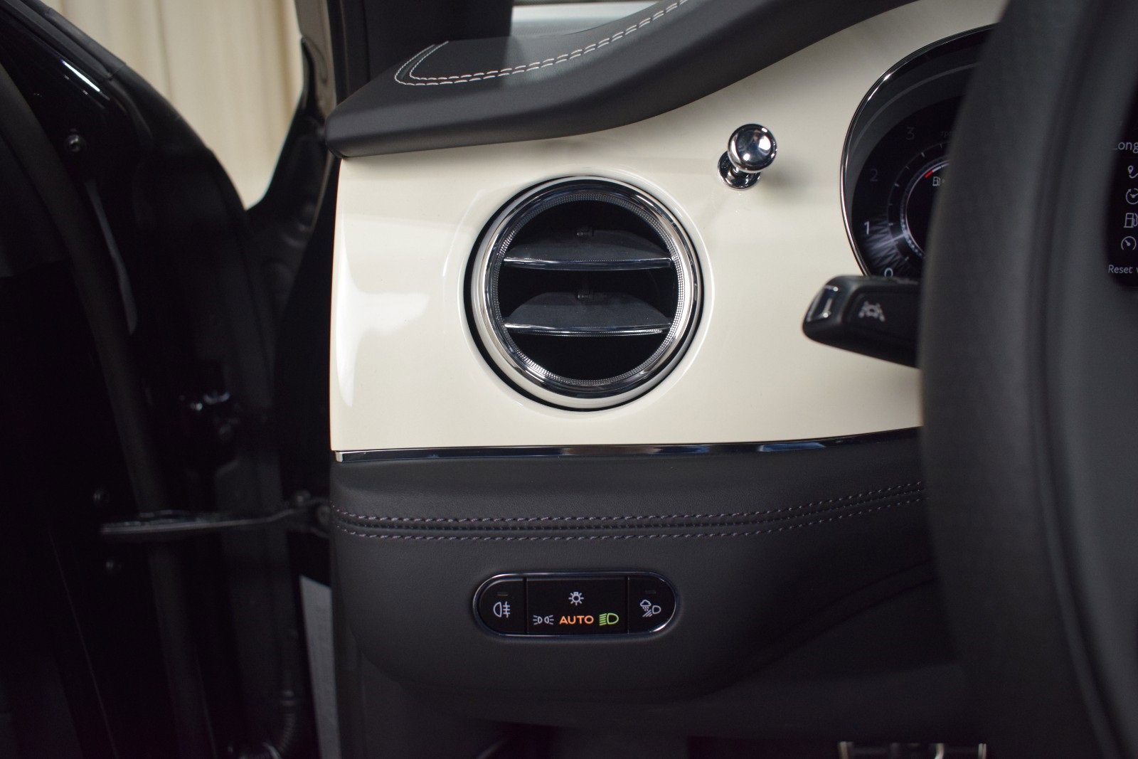 New 2024 Bentley Bentayga Extended Wheelbase image 34