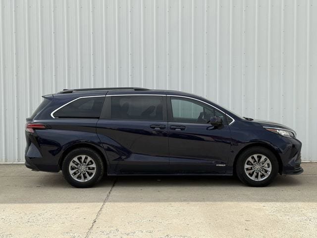 Used 2021 Toyota Sienna LE FWD image 3