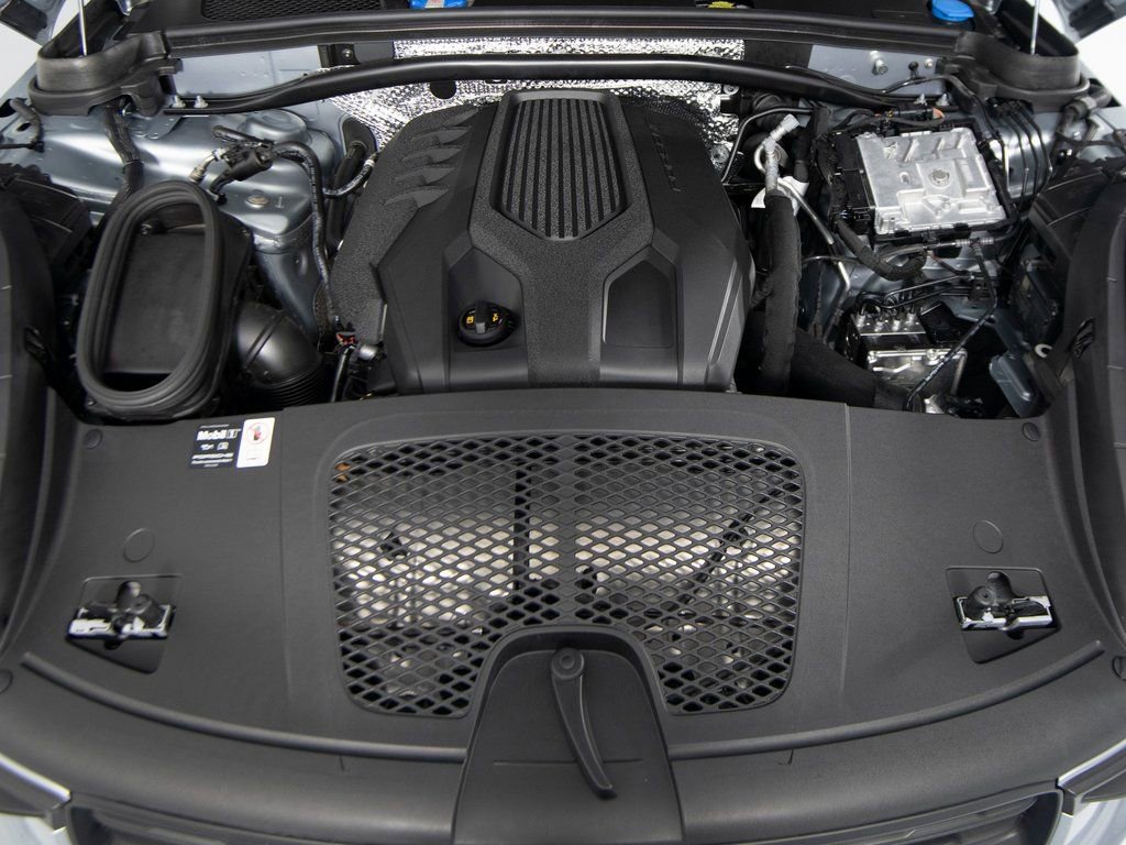 Certified 2025 Porsche Macan image 40