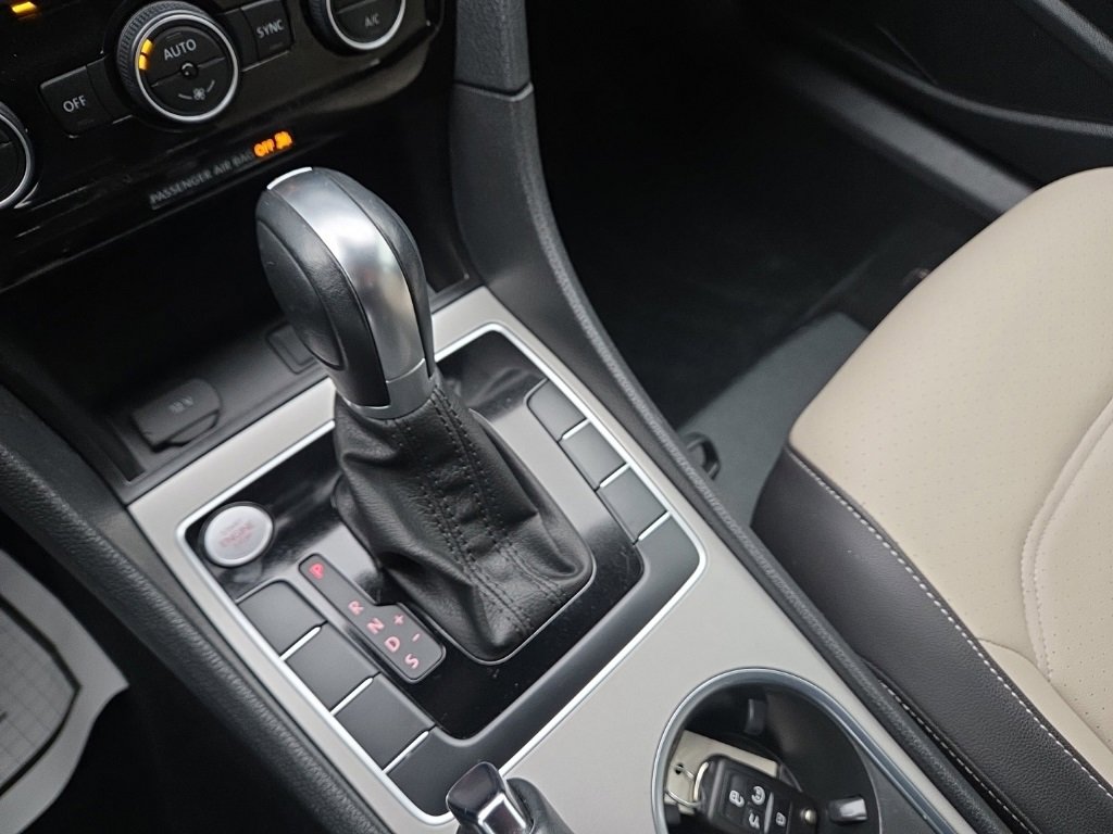 Used 2021 Volkswagen Passat 2.0T R-Line image 34