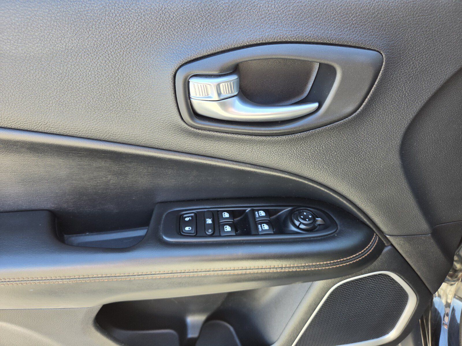 Used 2018 Jeep Compass Limited w/ Navigation Group AWD/4WD image 15