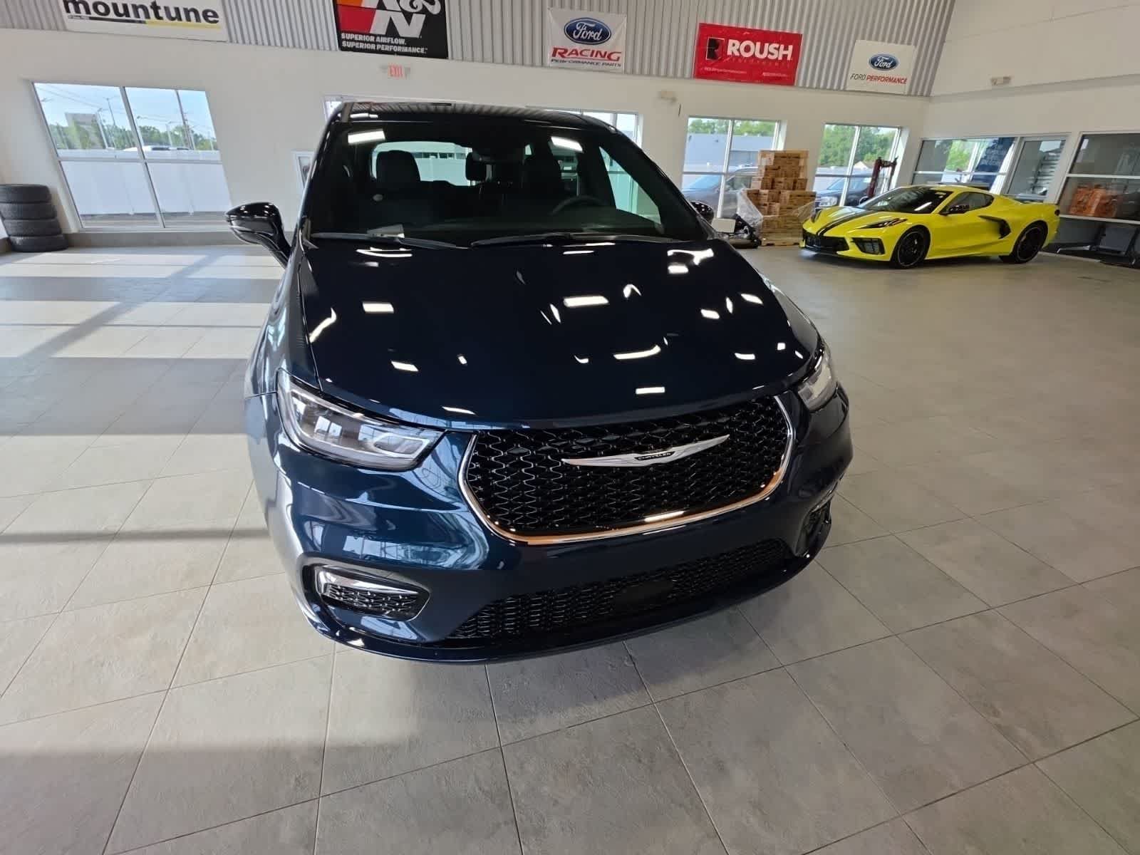 Used 2025 Chrysler Pacifica Select FWD image 3