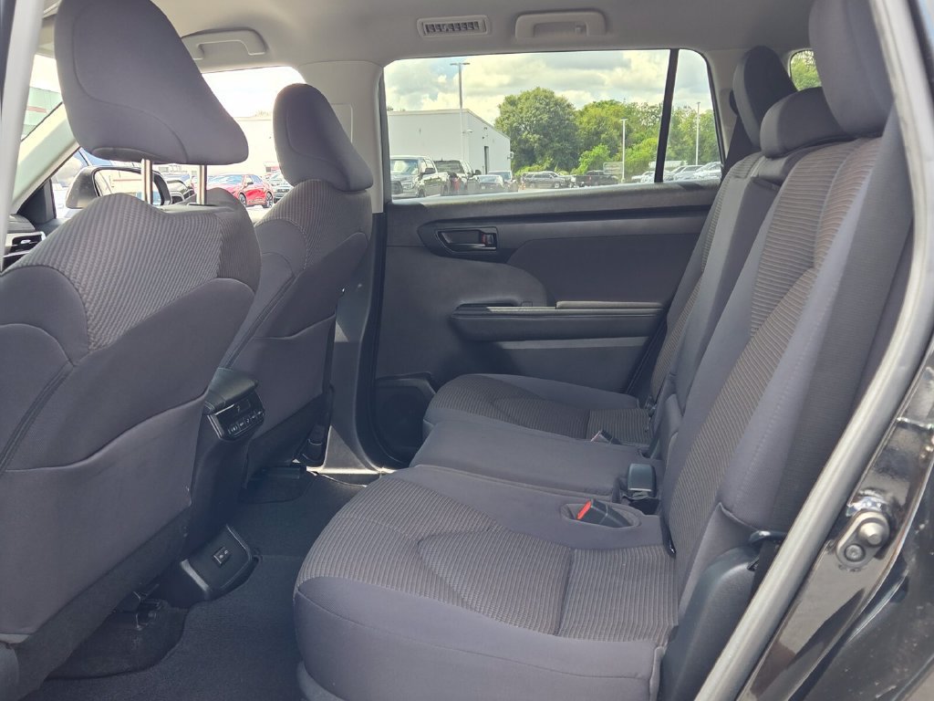 Used 2023 Toyota Highlander L FWD image 6