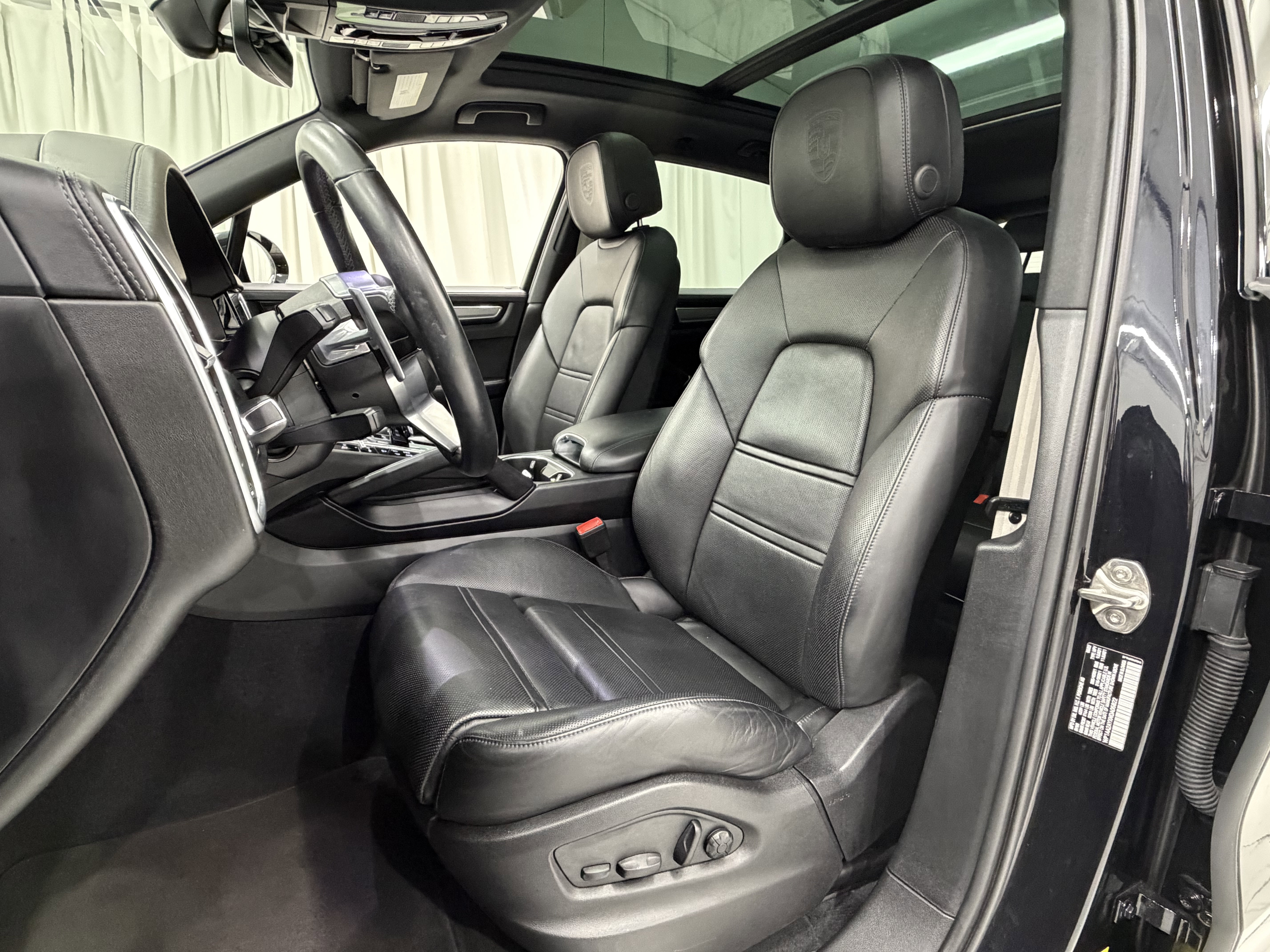 Certified 2022 Porsche Cayenne Platinum Edition image 32