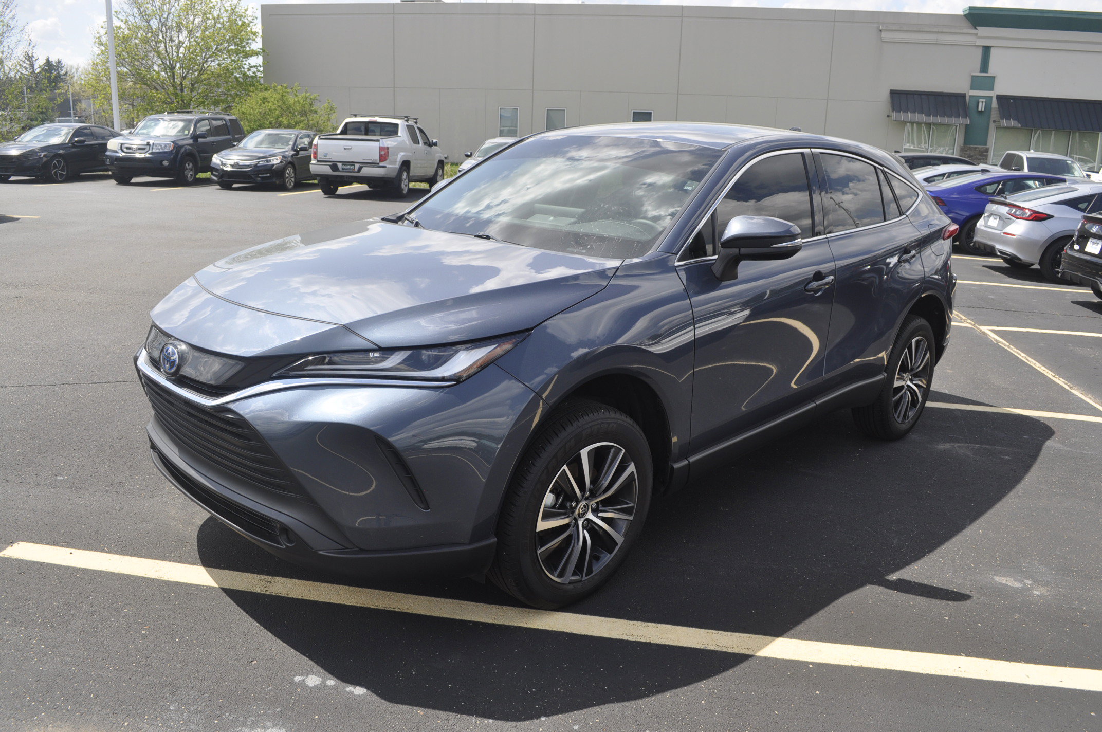 Used 2024 Toyota Venza LE AWD/4WD image 3