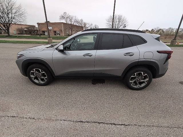 Used 2025 Chevrolet Trax LT w/ LT Convenience Package image 13