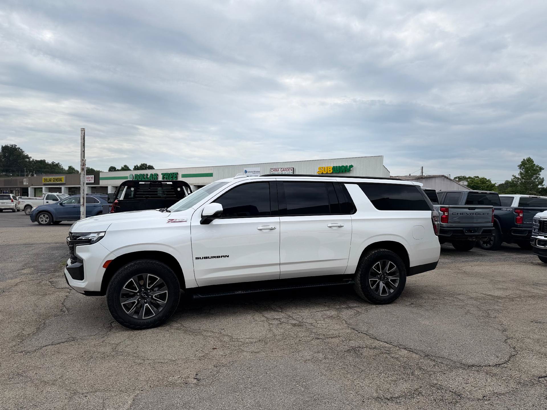 Used 2024 Chevrolet Suburban Z71 w/ Luxury Package AWD/4WD image 6