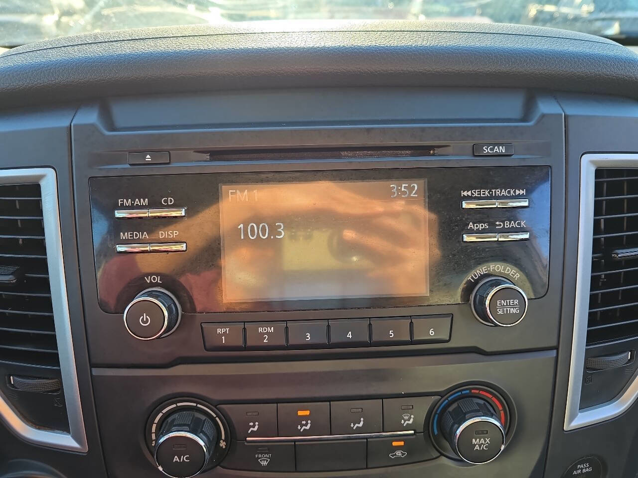 Used 2017 Nissan Titan S image 17