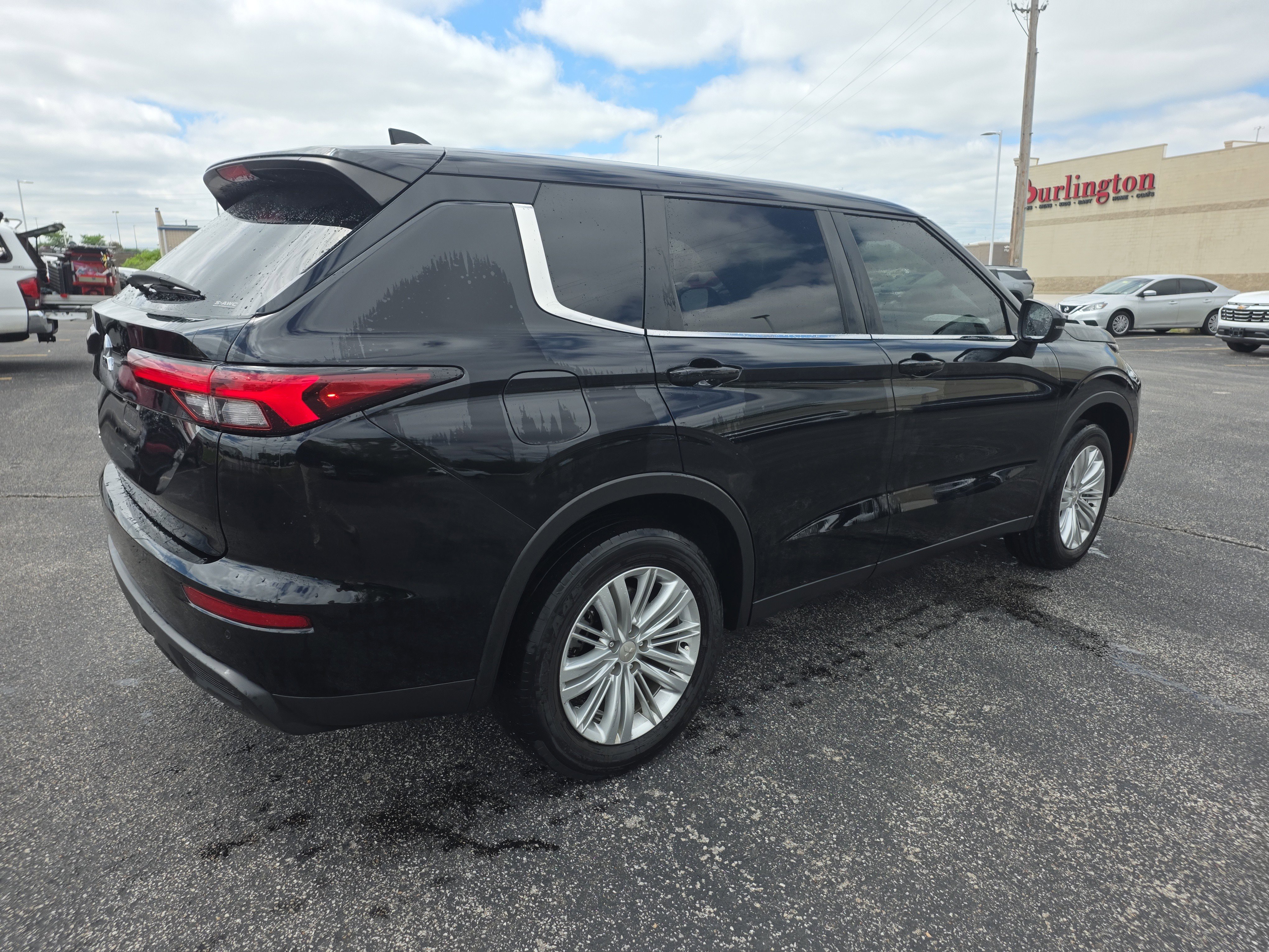 Used 2024 Mitsubishi Outlander ES AWD/4WD image 3