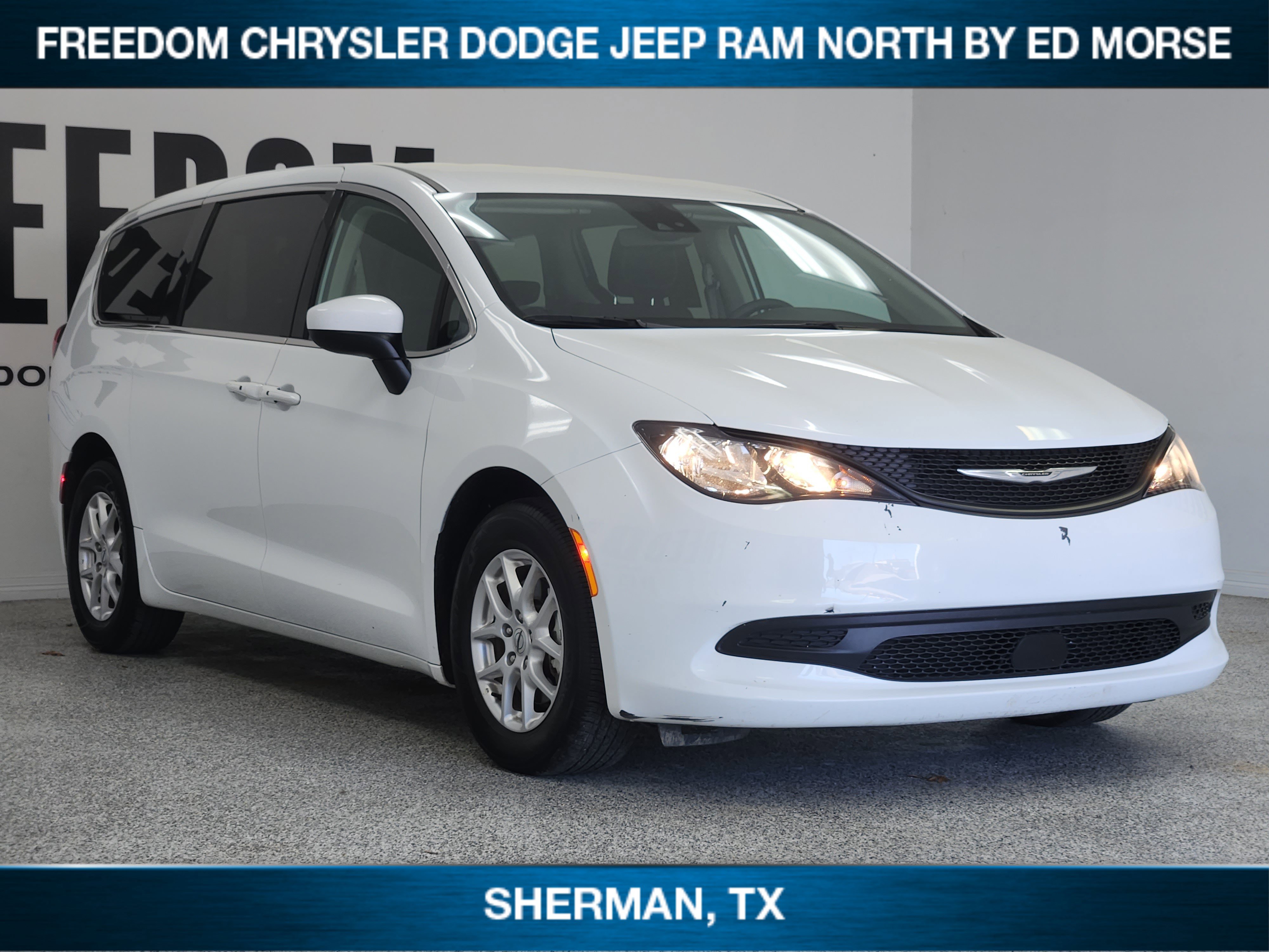 Used 2023 Chrysler Voyager LX image 2